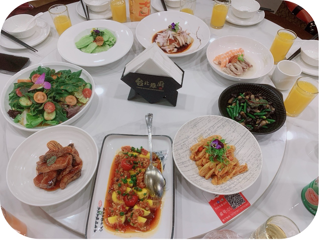 共聚团圆夜，展望辉煌年